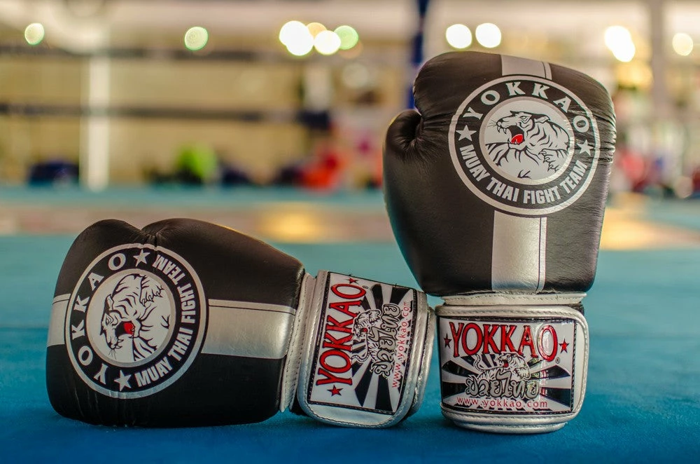 STRIKING YOKKAO OFFICIAL FIGHT TEAM GLOVES SILVER EDITION